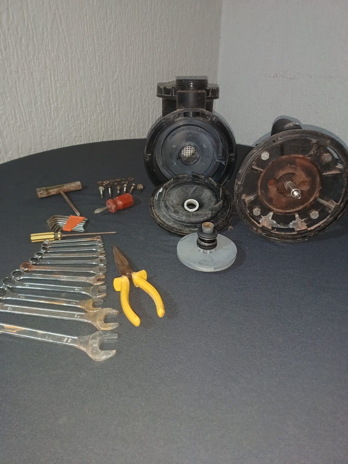Motobomba de piscina desmontada para manutenção