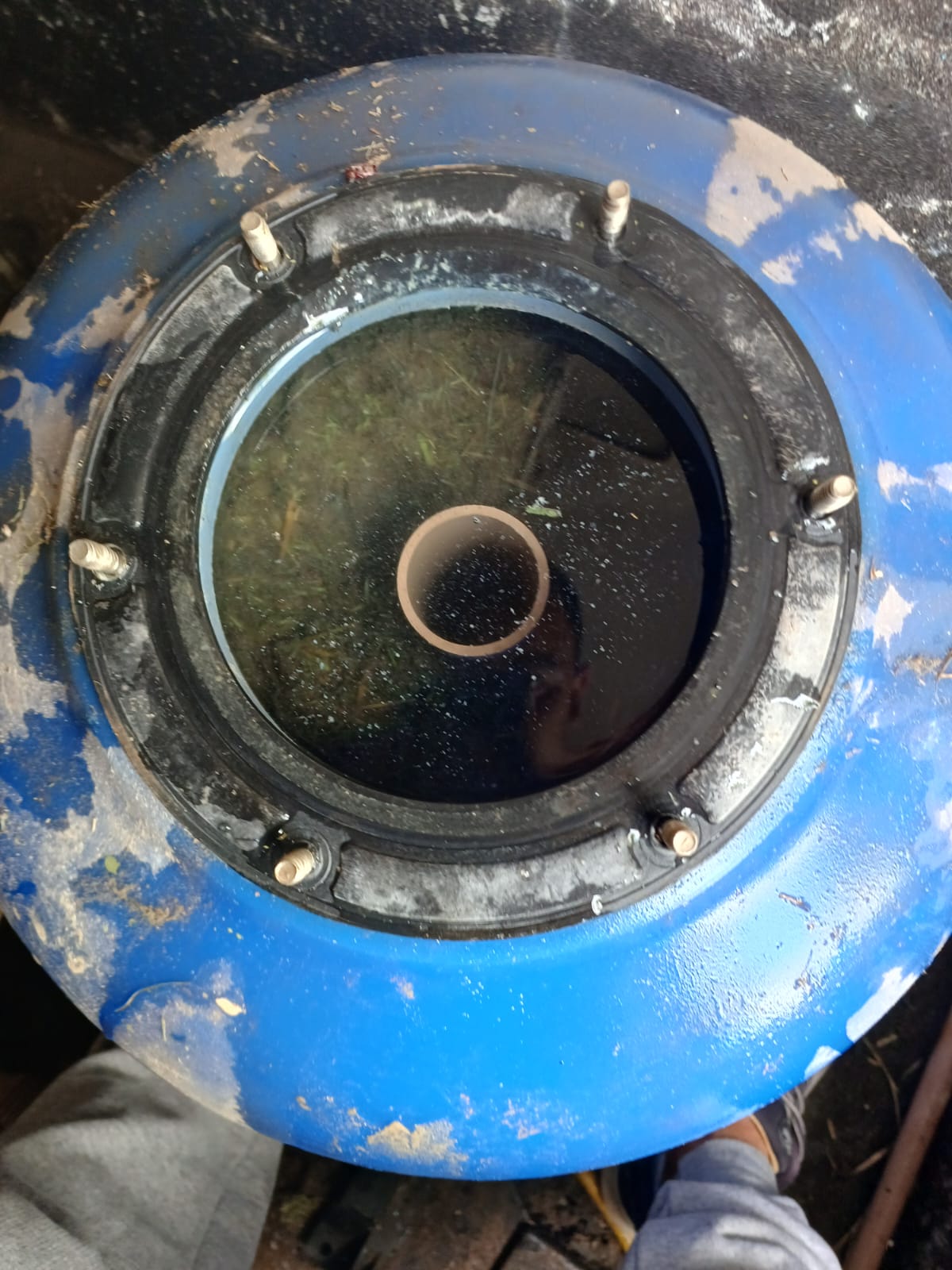 Filtro de piscina com areia antiga e saturada